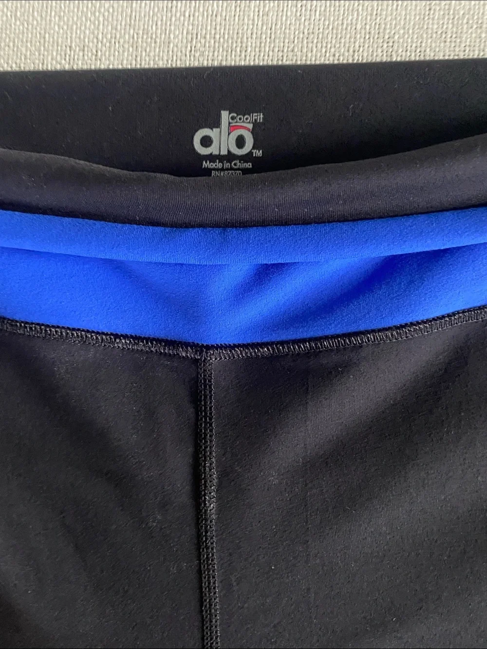 ALO Cool Fit Yoga Black Crop Leggings with Blue Fold over Waistband Size M